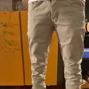 Morris chinos - Snygga Morris chinos som passar riktigt bra till många olika plagg och skor, en liten fläck på dom som lätt går att tvätta bort vilket jag inte gjort ännu. Byxorna sitter skönt och är väldigt bekväma att ha på sig. 