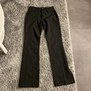Svarta kostymbyxor  - Säljer dessa snygga kostymbyxor med slits från Bikbok som inte finns att köpa längre💞jättefint skick men är tyvärr för små för mig, kan gå ner i pris vid snabbköp