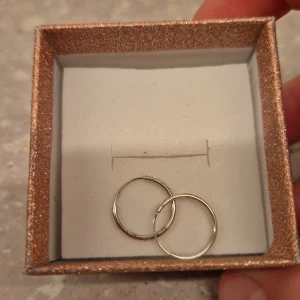 Enkla silverringar - Säljer ett par stilrena och enkla silverringar. Perfekta för en minimalistisk look och kan bäras till alla tillfällen. De är lätta och bekväma att ha på sig.