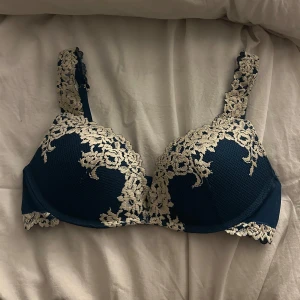 Intimissimi bh  - Säljer denna intimissimi bh då den är för stor för mig. Använt ca 3 gånger, är i jätte bra skick. Köpt för ca 500 kr. Är i storlek EU 80C. 