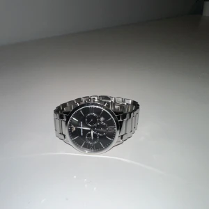 Armani klocka - Emoprio Armani klocka. AR2434.       Stainless steel. 5 ATM. Storlek i privat.  Använd, men är fortfarande mycket snygg. Köpt för 2999kr. 