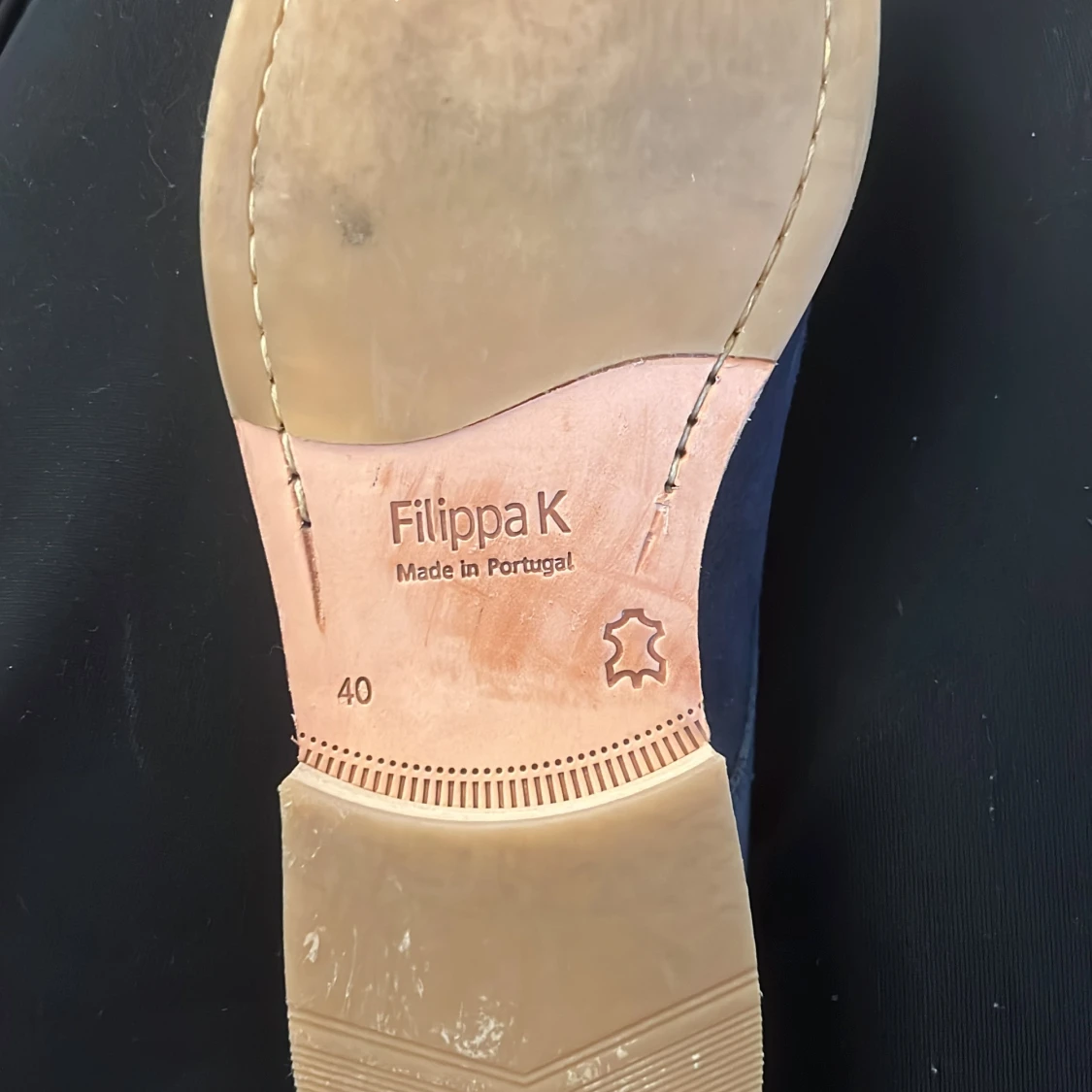 Mörkblå mockaskor från Filippa K - 3