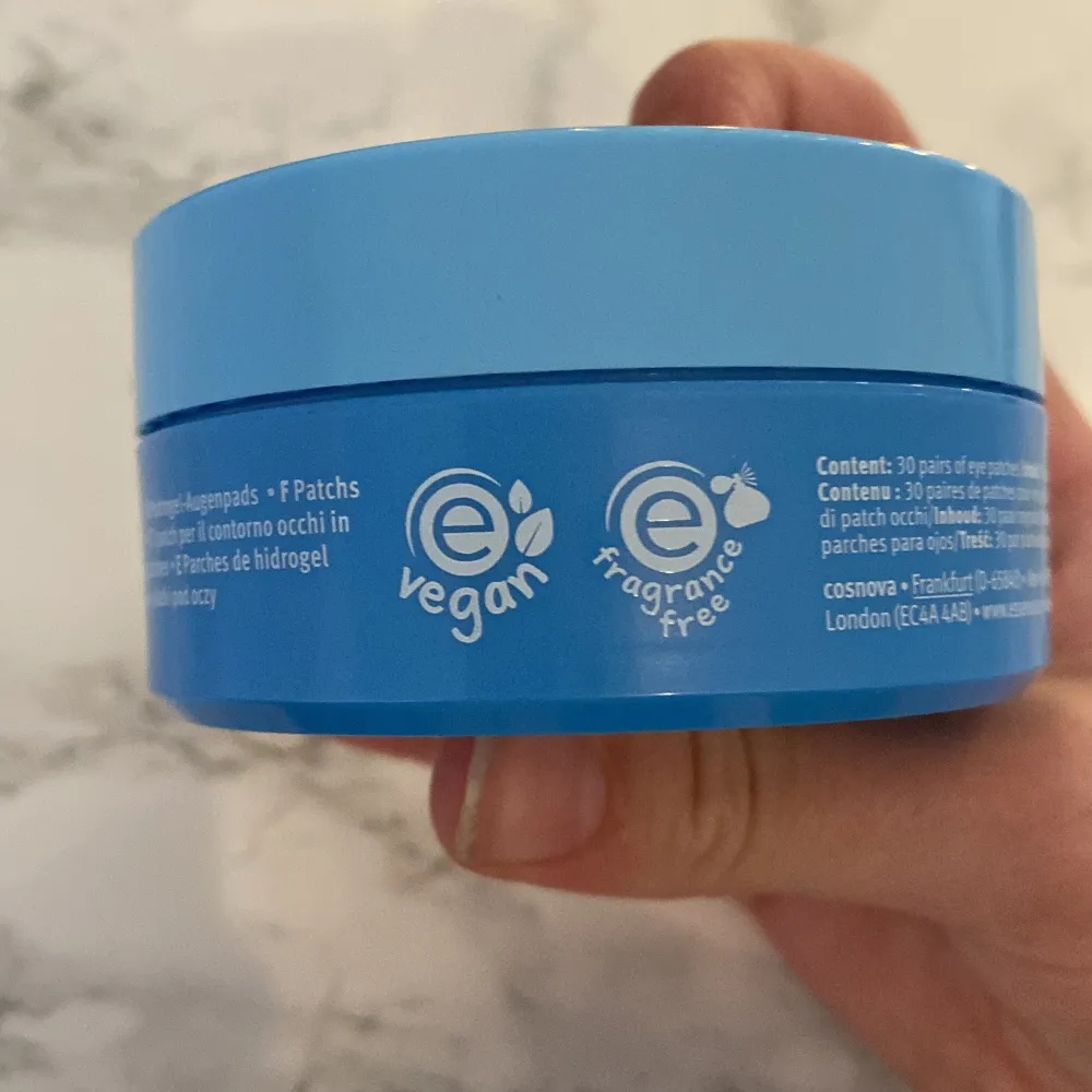 Essence Hydrogel Eye Patches är veganska och doftfria ögonmasker som kommer i en blå förpackning. Perfekta för att fräscha upp och återfukta huden under ögonen. Säljs utan original kartong så ingredienser finns på Lyko. Beauty.