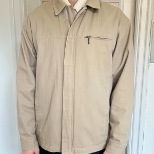 Beige bomullsjacka - Beige vintage bomullsjacka som påminner om ”Carhartt Detroit” modell. Storlek M. Grymt vintage-skick. Se mina övriga annonser för fler grymma plagg! 