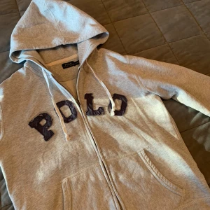 Polo Ralph Lauren  - Polo Ralph Lauren tröja i jättebra skick bortsett från en liten defekt man kan se på sista bilden som sitter i en sömm i armhålan. Tröjan är storlek M men skulle förmodligen passa S. Hör av er vid funderingar 😊