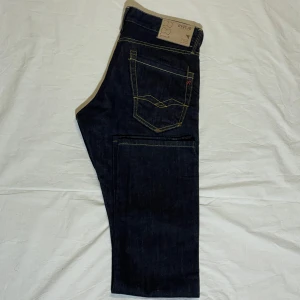 Mörkblå jeans från Replay - Snygga mörkblå jeans från Replay i modellen Waitom. Storleken är W30,L32