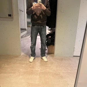 Blå jeans från Replay - Säljer ett par snygga blå jeans från Replay. Storlek: W30 L32. Vid snabb affär så kan priset sänkas. Hör av dig vid intresse!