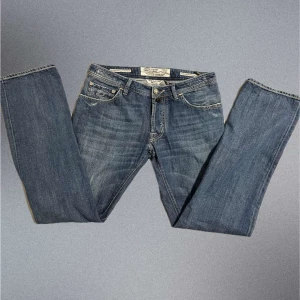 Jacob Cohen Jeans - Jacob Cohen Jeans i storlek 33! ⚫️Modell 620 Special ⚫️Funkar bra för dig mellan 180 och 190 ⚫️Jättebra skick med all ponny päls kvar på taggen! ⚫️Knappgylf med knappar i äkta silver ⚫️Hör av dig vid frågor eller funderingar! Mvh Måns