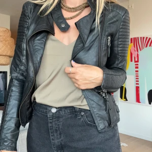 Svart skinnjacka från Zara  - Snygg jacka från Zara av bikermodell, mjuk och med fitted passform. 