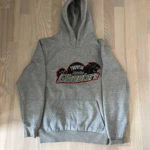 Trapstar shooters hoodie  - Säljer en hoodie från Trapstar. Den är nästan inte använd och i fint skick. Vet inte om den är äkta då det va en present. Storlek m. 