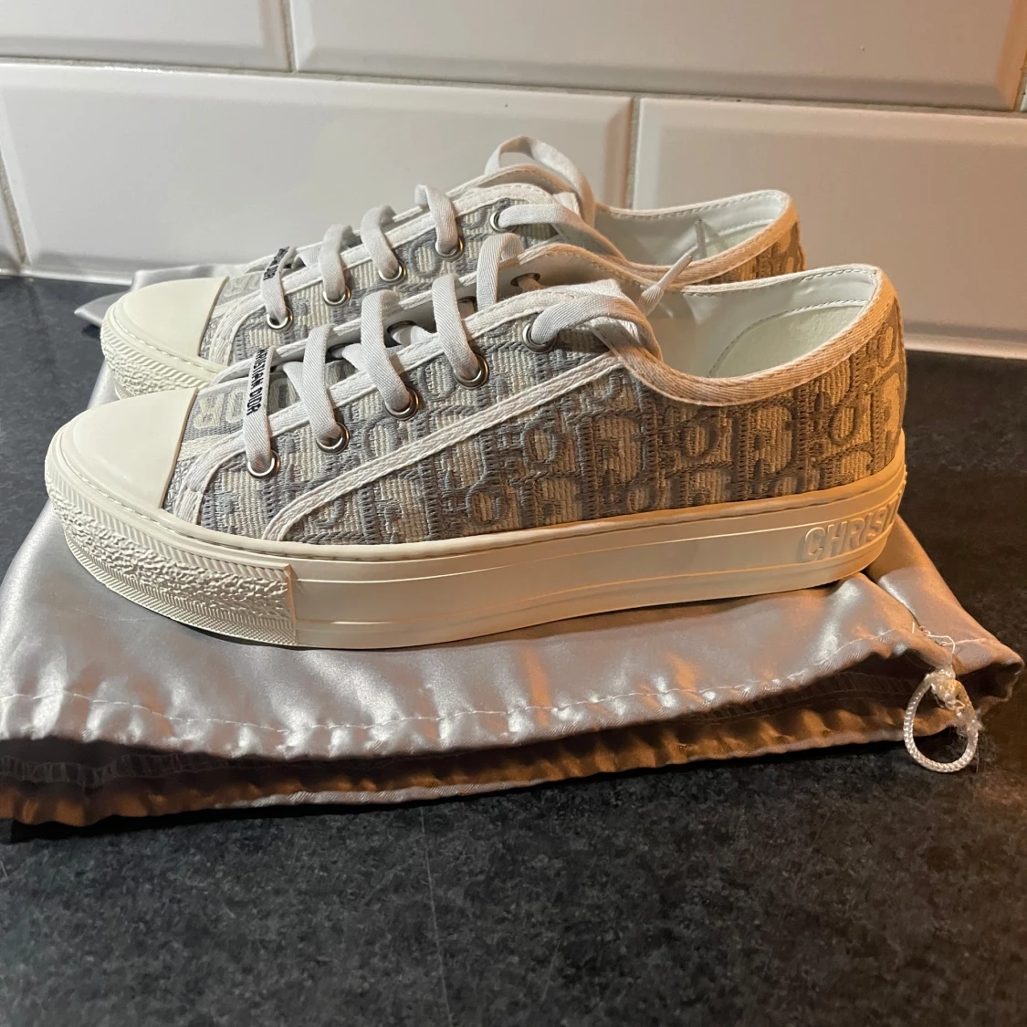 Grå sneakers från Christian Dior