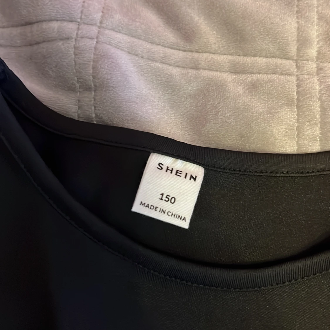 Jättefin klänning med svart grå färg och stjärnor på  - 3