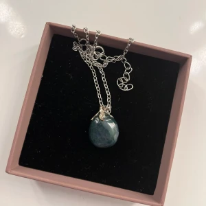 Kristallhalsband - Halsband med en kristall!💚