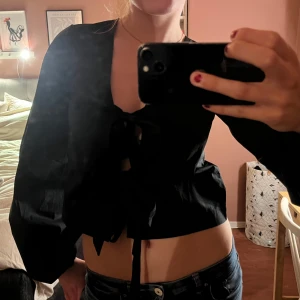 Knytblus från Nelly - En skit söt knytblus, som tyvärr inte kommit till användning då den är lite liten för mig. Perfekt festtop