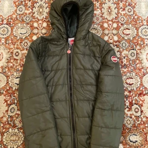 Colmar jacka  - Hej! Säljer nu min jacka från märket Colmar, storlek XXS, använt skick modellen är 184cm och väger 70kg . Tveka inte på att höra av dig om du har frågor eller funderingar kring jackan!