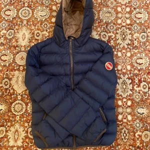 Colmar Jacka - Hej! Säljer nu min jacka från märket Colmar, storlek M, bra skick modellen är 184cm och väger 70kg . Tveka inte på att höra av dig om du har frågor eller funderingar kring jackan!