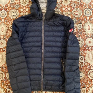 Colmar jacka  - Hej! Säljer nu min jacka från märket Colmar, storlek 48/M, använt skick modellen är 184cm och väger 70kg . Tveka inte på att höra av dig om du har frågor eller funderingar kring jackan!