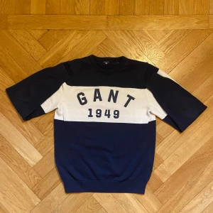 Mörkblå vit GANT tröja - Fetaste plagget för fetaste priset 🔥  Vid ett snabbt köp går priset att prutas 💯  100% ÄKTA 👍  Inga defekter som inte syns i bilderna ✅  Varan går att hämtas i Gbg för ett lägre pris ⭐️ 