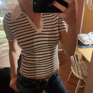 T-shirt från & other stories - Jättefin blårandig t-shirt med kragdetalj, perfekt till sommaren!