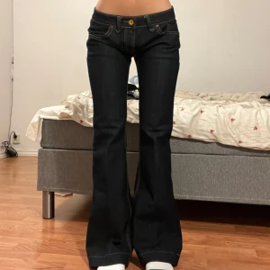 Jeans  - Midjemått: 39cm, innerbenslängd: 81cm 