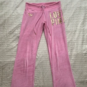 Victoria’s secret mjukisbyxor - Säljer ett par rosa mjukisbyxor från Victoria's Secret PINK. Storlek S men dom är stora i storleker så passar mer som en M💞