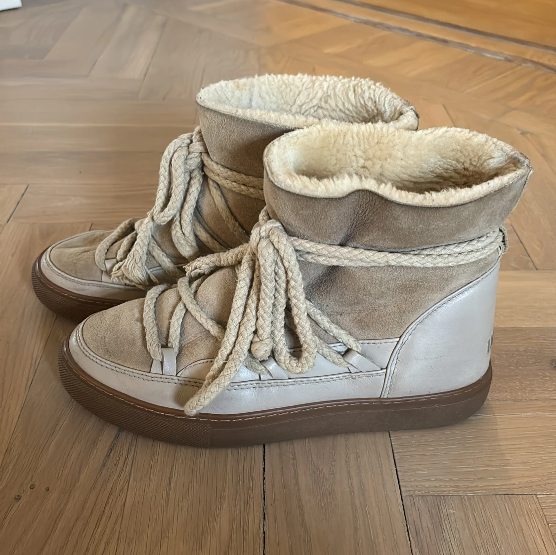 Beige boots från Inuikii