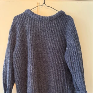 Stickad tröja - Mörkblå stickad tröja i storlek M