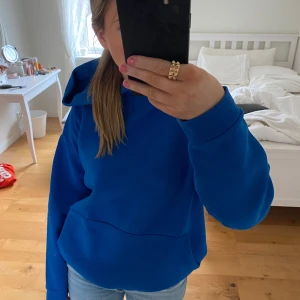 hoodie - Säljer en snygg blå hoodie som inte är använd så mycket!