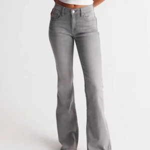 Low waisted bootcut grå jeans  - Säljer dessa skitsnygga low waisted bootcut jeansen då de är lite för små för mig. De kommer från Gina och är nästan helt oanvända. Jag är ca 167 cm lång och de är bra för mig. Nypris 499 kr!!!😊