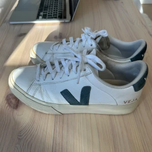 Veja campo skor - Veja campo skor lite skavda på olika ställen villket syns på bilderna 💕 