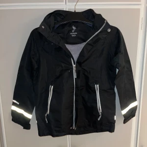 Vinterjacka Lager 157 - Säljer nu min gamla vinterjacka från Lager 157. Den är i fint skick 8/10 knappt använd men gammal. Storleken är 140. 