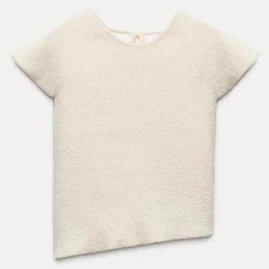 Zara topp - En supersnygg stickad topp från Zara med knytning i ryggen. Den är helt ny med prislappen kvar och har aldrig använts. säljer då den inte passade  mig🥰  Hör av er vid frågor! PS pris kan diskuteras ❤️