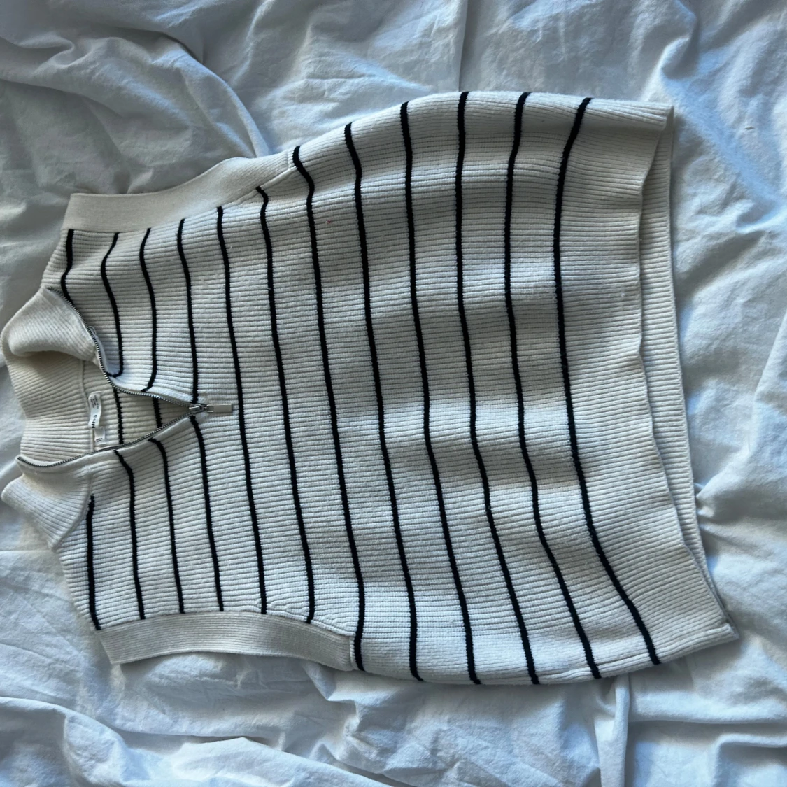 Vit och svart randig väst från Mango