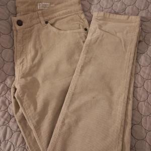 Gräddvita manchesterbyxor från PT Torino - Snygga beige manchesterbyxor från PT Torino. De har en klassisk design med knappar och en bekväm passform. Perfekta för en stilren look. Helt nya nypris 240 euro