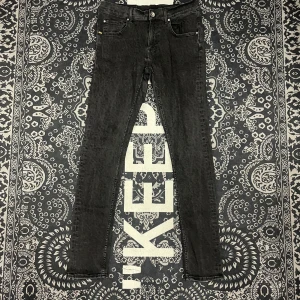 Svarta slim jeans från T.J. - Snygga svarta slim jeans från T.J. med en stilren design. De har en klassisk femficksmodell och är tillverkade i ett bekvämt material. Perfekta för en modern look.