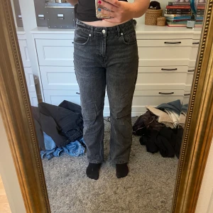 Svarta flare jeans - Flare jeans i en snygg lite urtvättad svart färg. Använda typ en gång, säljer för att det inte är min stil. Lågmidjade storlek 36. Skriv gärna om ni har frågor. 