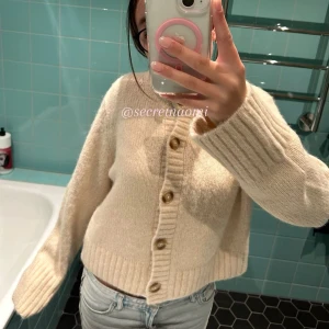 Stickad kofta från & Other Stories - Så fin o mysig beige stickad kofta från &otherstorires i storlek S. Köpt för 990kr o endast använd 2ggr så i super fint skick. 💞💞