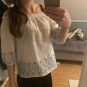 vit offshoulder blus! - Vit offshoulder blus med blå broderier, inga defekter, storlek XS