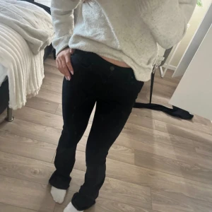 Svarta jeans från Gina tricot - Snygga svarta jeans från Gina tricot i storlek S. De har en klassisk design men Bootcut och är perfekta för en stilren look. Jeansen har en knapp och dragkedja framtill. Dem är för långa på mig som är 159, så de passar dom perfekt på dig som är runt 163-168. 