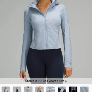  Lululemon 	Push Your Pace Jacket Storlek 2 - Säljer en snygg ljusblå jacka från Lululemon med huva och dragkedja. Storlek passar XS aldrig använd Köpt för 1800kr . Priset kan diskuteras 