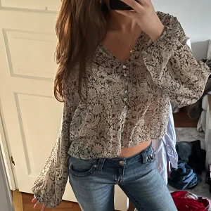 Grön/beige blus - Säljer denna supersnygga blusen från zara 💕💕 storlek M men passar mig som är xs