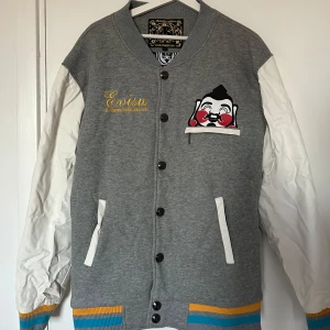 VarsityJacka Evisu - En riktig fet varsityjacka från det Japanska märket Evisu. Jackan är i väldigt bra skick, nypris ligger runt 6000kr. Hör av dig vid frågor, så svarar jag asap!