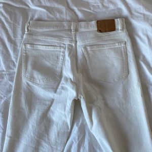 Vita jeanerica jeans  - Vita raka jeans från jeanerica! Midjemått: 80 cm Innerbenslängd: 84 cm🥥🤍