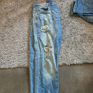 Dondup jeans ”brighton” - Blåa dondup jeans som jag säljer i samband med flytt rensning. Är i bra skick och i storlek 34. Satt bra på mig vid 78kg o 180 lång 