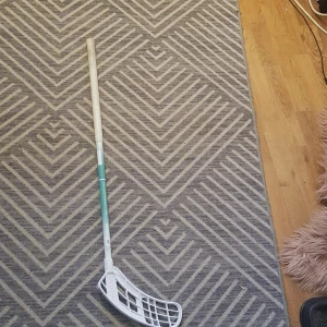 Innebandy klubba💘 - Säljer denna Salming klubba då jag inte går på innebandy längre så den kommer inte till andvändning, den är andvänd några gånger.♡ Säljer för 250kr. Den går upp till naveln för någon som är ca 151cm