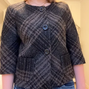 Rutig kappa med trekvartsärm - Snygg rutig kappa med trekvartsärmar😊