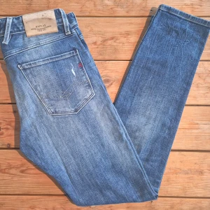 Replay Anbass jeans  - ♻️Skick: 7/10 Jeansen är använda därav skicket, absolut inget dåligt skick, slitningara är design |   📏Storlek: W32 L31 Slim fit jeans |   📊Färg: Ljusblå |   Priset går att diskuteras vid snabb affär!