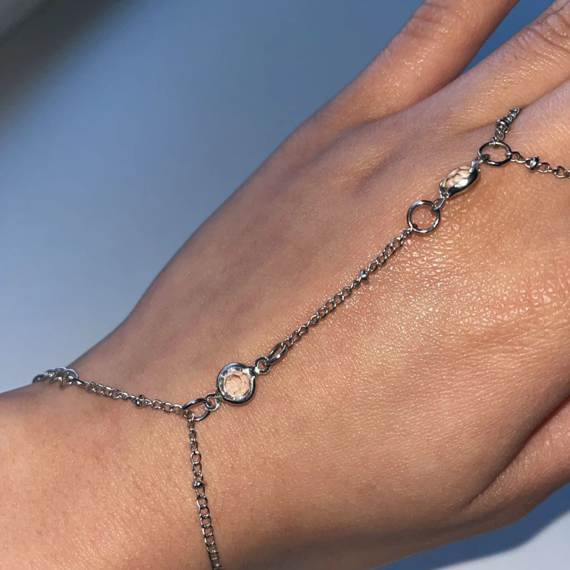 Silverfärgat handkedja med kristaller