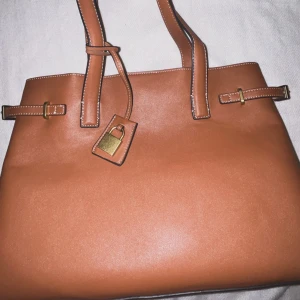 MANGO handväska - Heelt ny mango väska! Super fin handväska🤎Vanligt stor handväska som får plats med mycket. NYPRIS 599kr men säljer för 300kr!! 