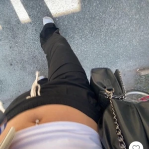 Svarta byxor med snörning - Snygga svarta linnebyxor med snörning i midjan. Perfekta för en avslappnad stil. Byxorna har en loose passform och är tillverkade i ett mjukt material för extra komfort.